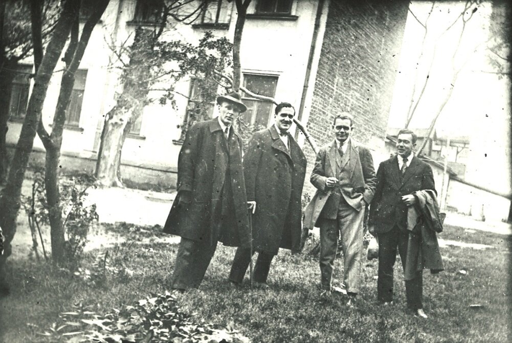 Михаил Булгаков, Владимир Долгорукий, Сергей Топленинов и Петр Васильев у дома, где жили Булгаковы. Малый Левшинский пер., 4. Отпечаток с негатива 1926–1927 годов. Из собрания Музея М.А. Булгакова.