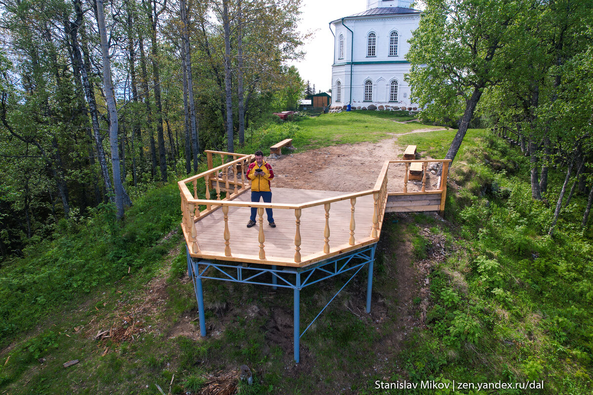 Я на фоне Вознесенского скита