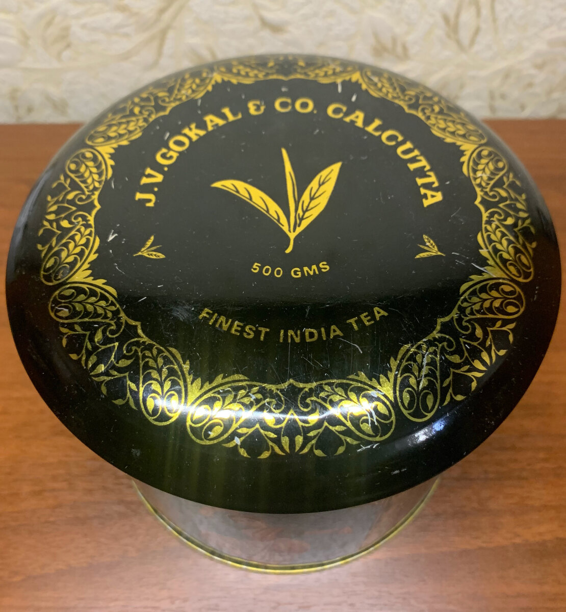 Черный чай высшего качества из купажа индийских чаев и чая Дарджилинг.
Выпущен компанией J.V.Gokal & Company, 14/1B, Erza Street, Calcutta-700001, India. Лицензия № L4-60/PT/53.-1-2