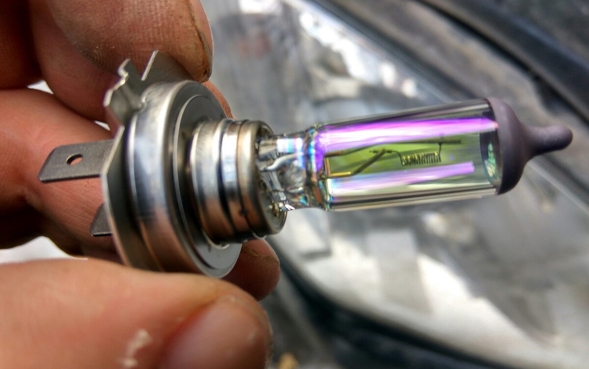 лампа ближний l200 2018. перегоревшая лампа на автомобиле. лампочка ближнего света 2101. замена лампочек машина. хендай элантра лампочки ближнего света.