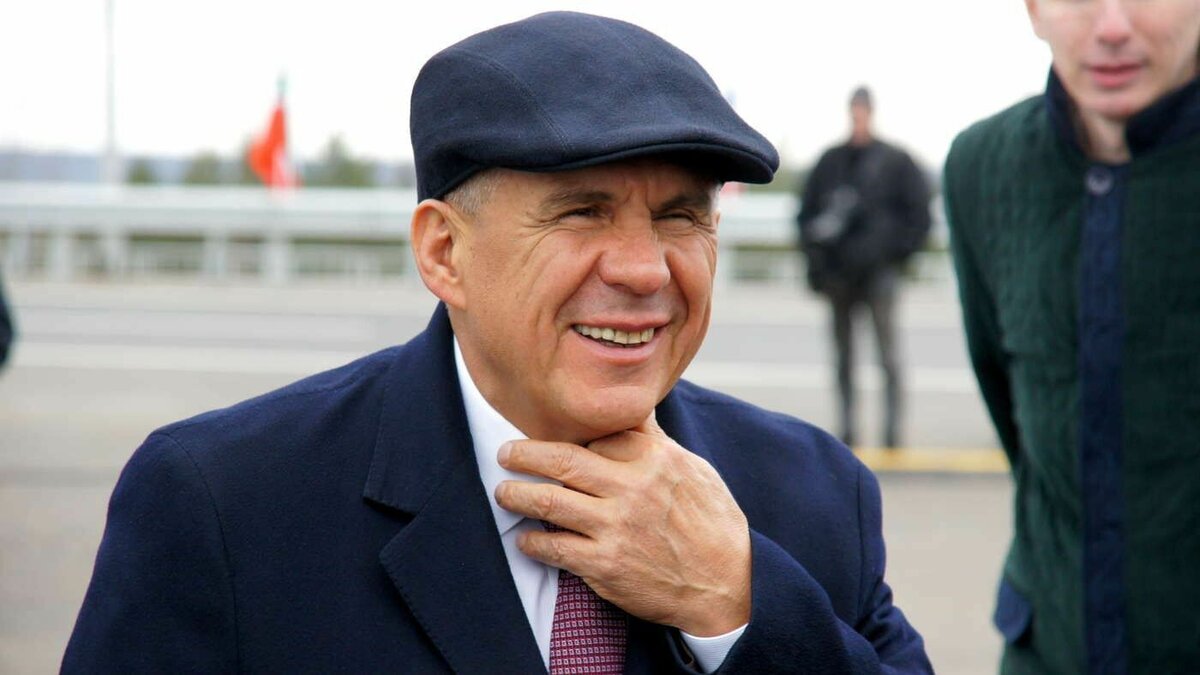     Глава Татарстана Рустам Минниханов поздравил учителя одной из школ поселка Актюбинский в Азнакаевском районе республики. Соответствующая публикация появилась у него в Telegram-канале.