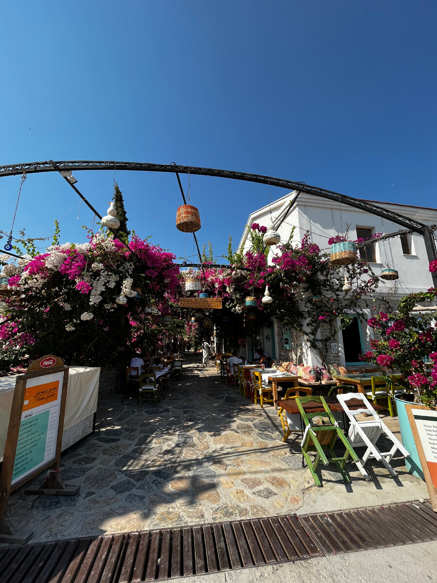 Вот каким уютным ресторанчиком нас встретила Старая Датча.