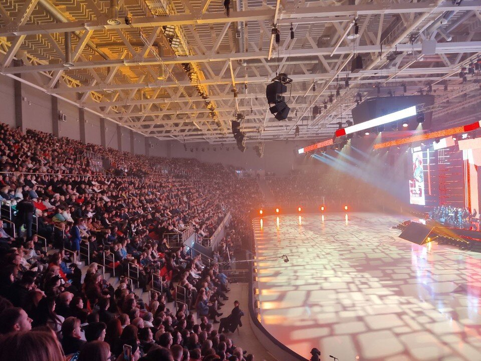     Трибуны были практически полными