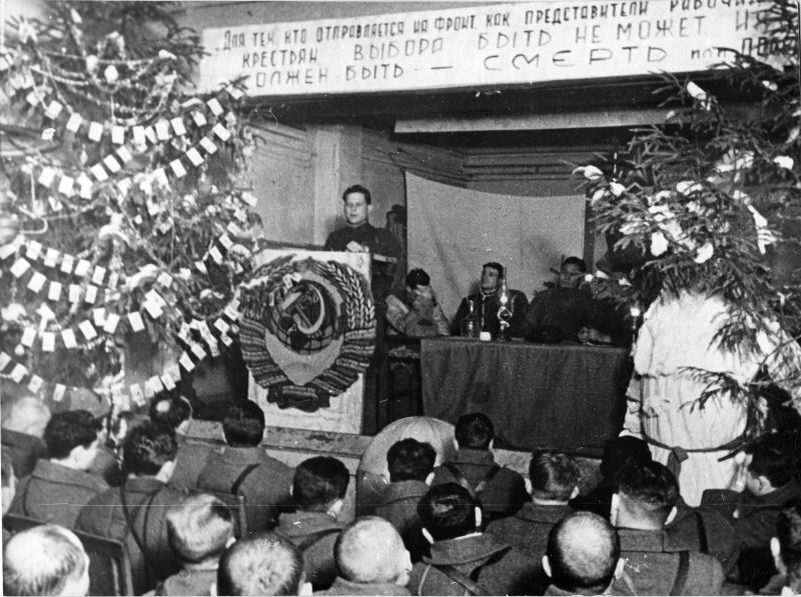 Новогоднее собрание бойцов и командиров 1073-го стрелкового полка 8-ой гвардейской им. Панфилова стрелковой дивизии в деревне Крюково под Москвой.