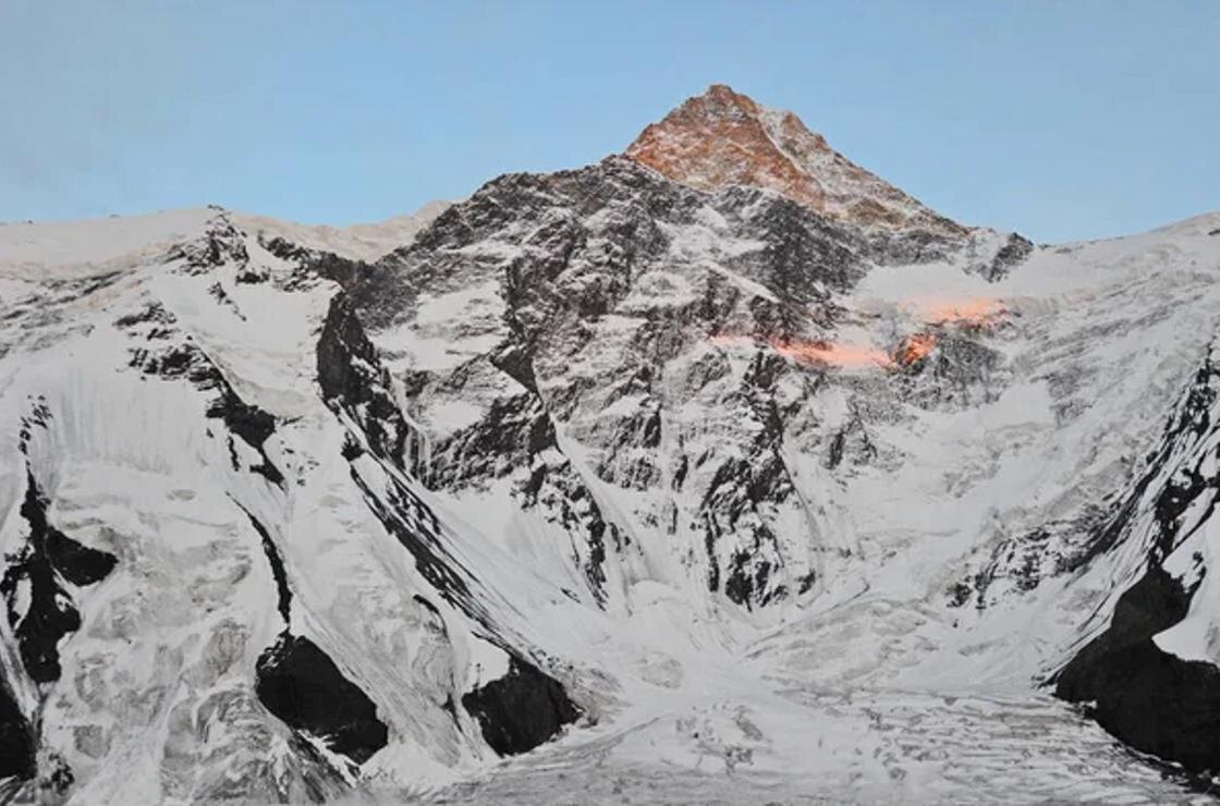    Пик горы, освещенный солнцем:Depositphotos