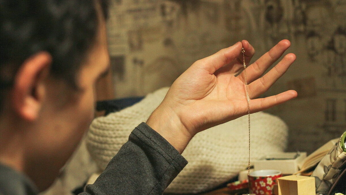     Жительница Ленинского округа сначала обнаружила в постели незнакомого мужчину, а утром не досчиталась украшений и техники, хотя незнакомца она выгоняла до пропажи вещей.