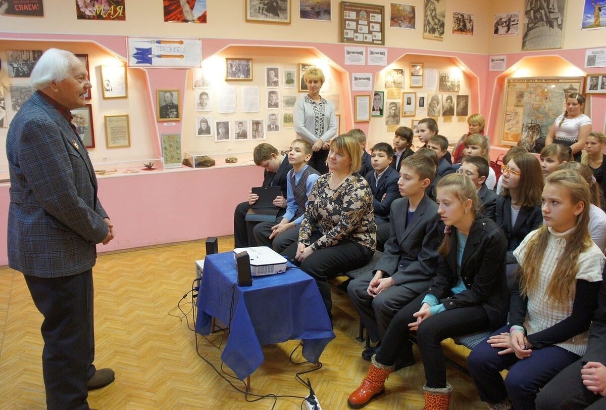 Сеет доброе-вечное, а главное - патриотизм! Фото взято из свободного доступа в интернете. Листайте галерею вправо.