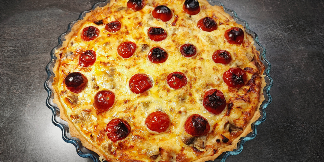 Открытый пирог КИШ с курицей и грибами