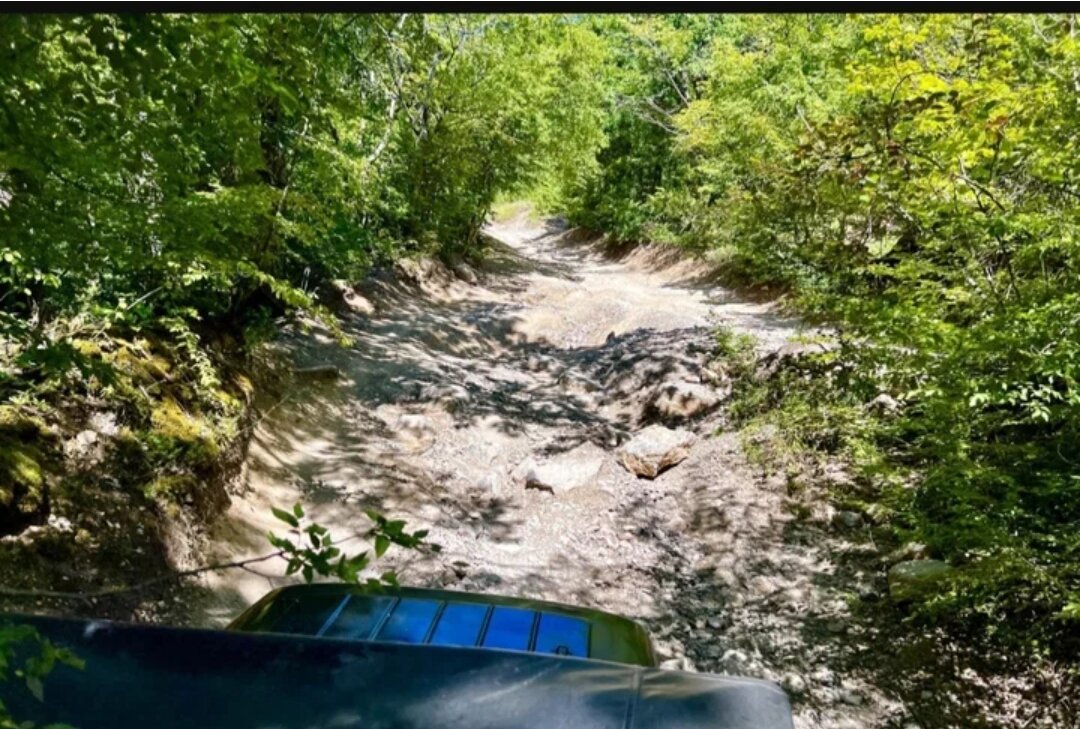 Разбитая горная дорога