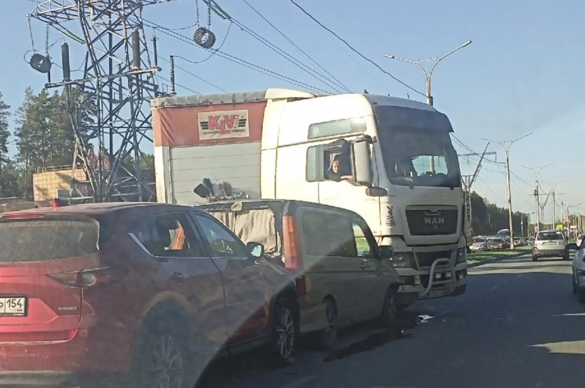 В Новосибирске образовалась пробка на Бердском шоссе из-за массового ДТП |  АиФ Новосибирск | Дзен