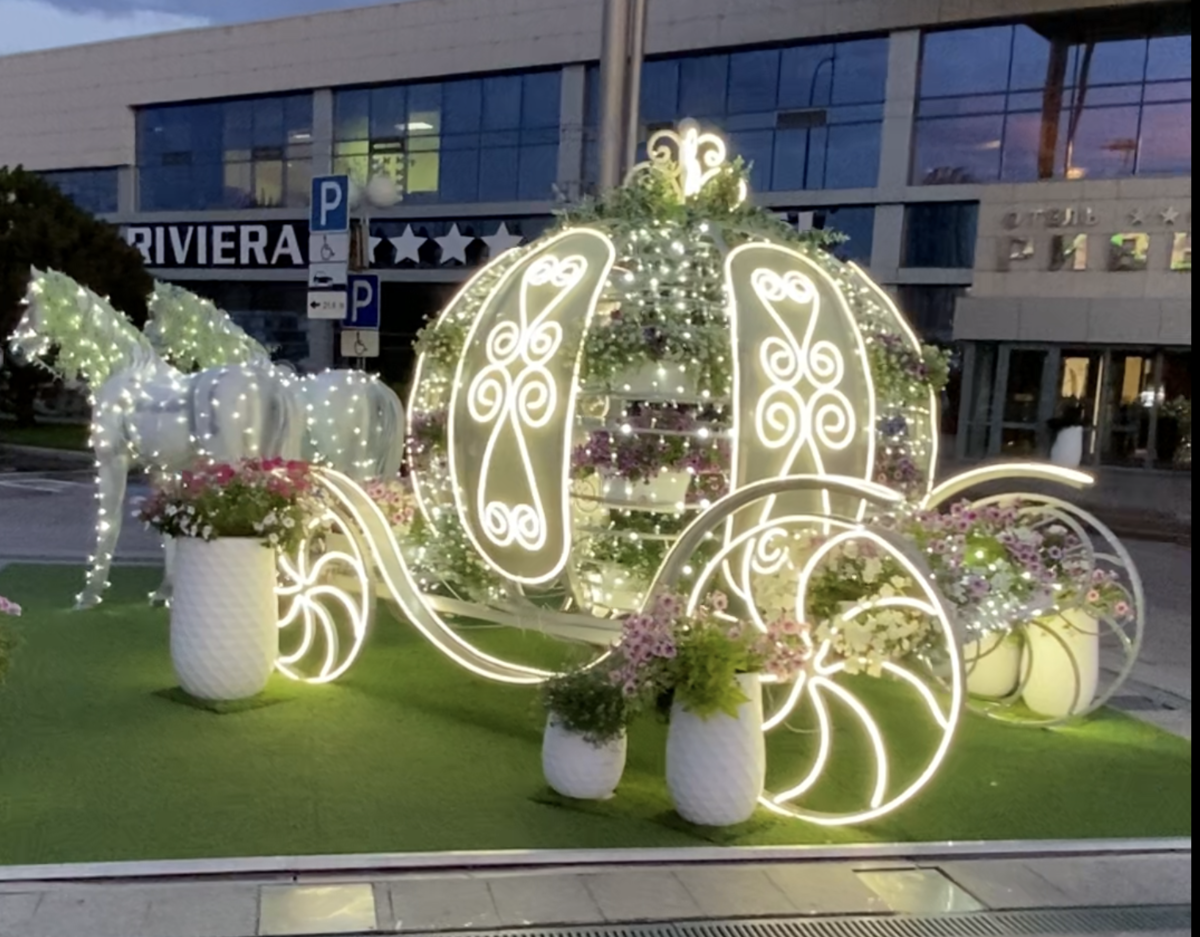 Перед зданием отеля. Фото автора в 2023 году.