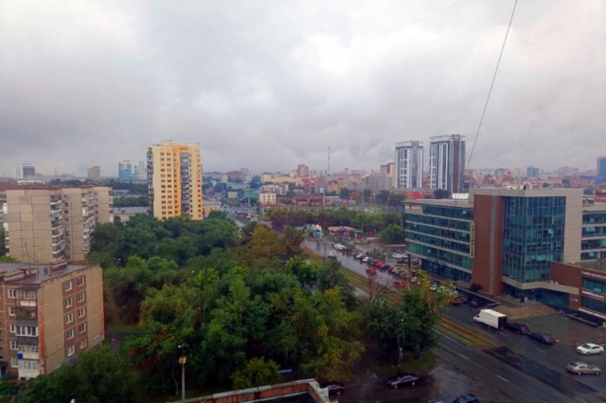    В Челябинске девушка кулаками помяла припаркованные автомобили