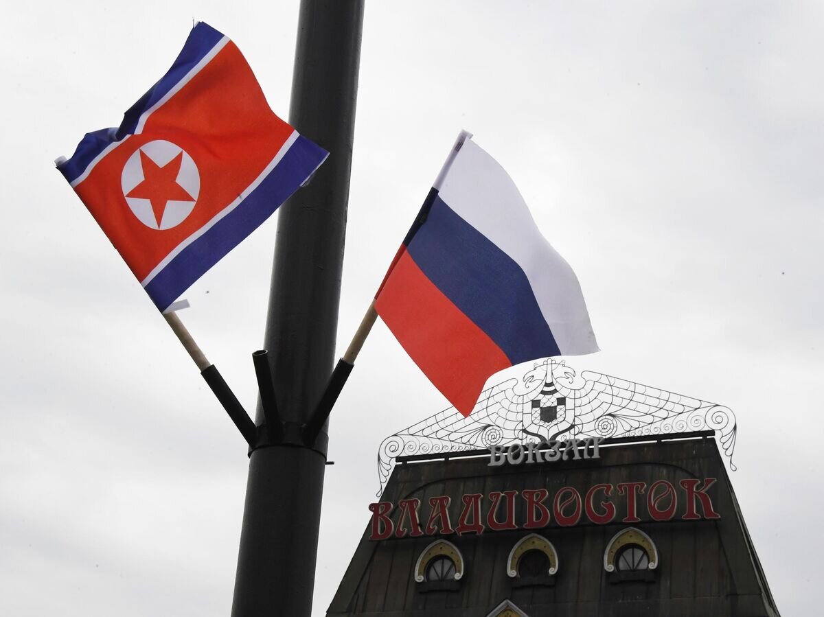    Флаги России и КНДР на железнодорожном вокзале Владивостока, куда прибудет поезд председателя КНДР Ким Чен Ына© РИА Новости / Виталий Аньков