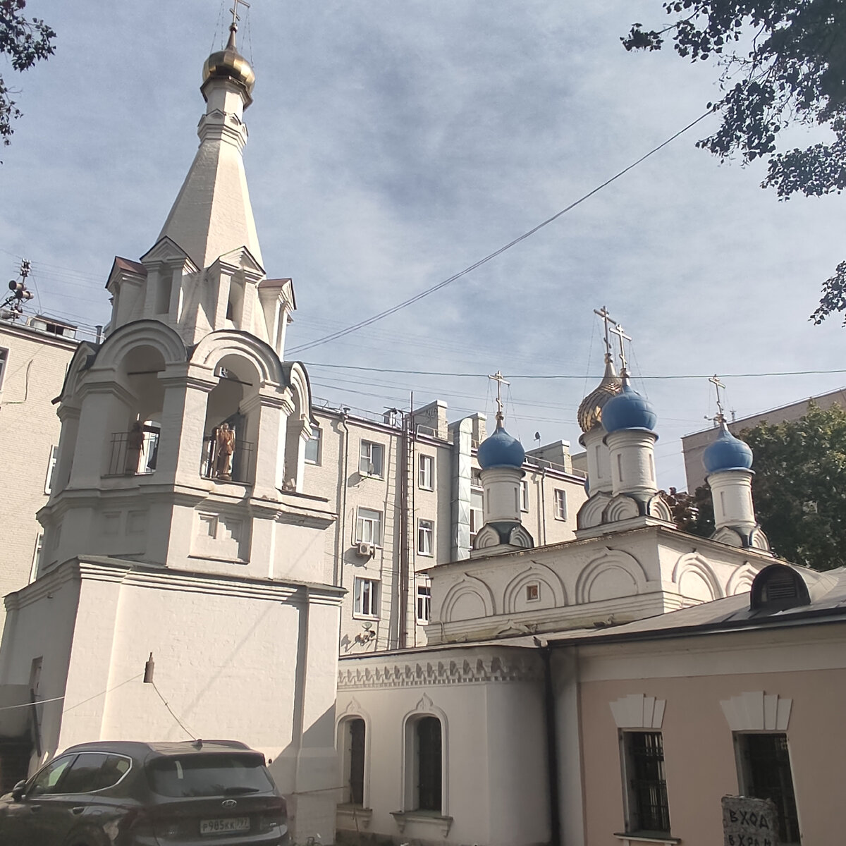 Колокольня и храм