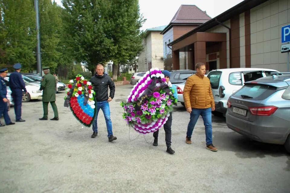 В Барнауле простились с бортовым механиком угнанного на Украину вертолета Ми-8. 
Источник: Толк