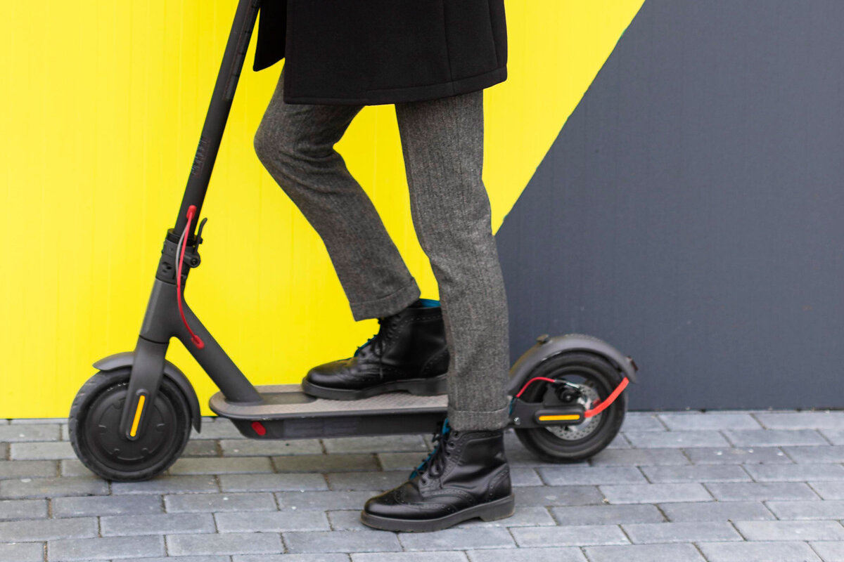     Штраф 30 000₽ могут ввести за езду в пьяном виде на электросамокатах. Закон пока не приняли, но активно обсуждают