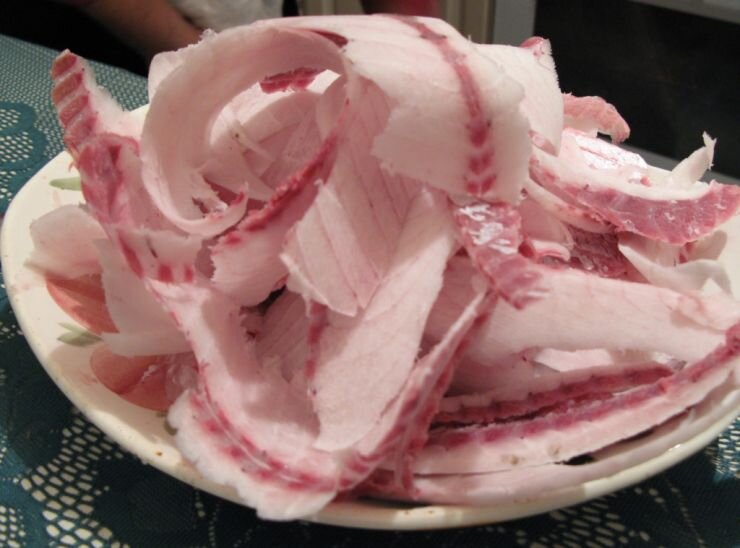 Муксун строганина. Как называется строганина. Лакедра строганина. Оленина строганина. Расколодка.