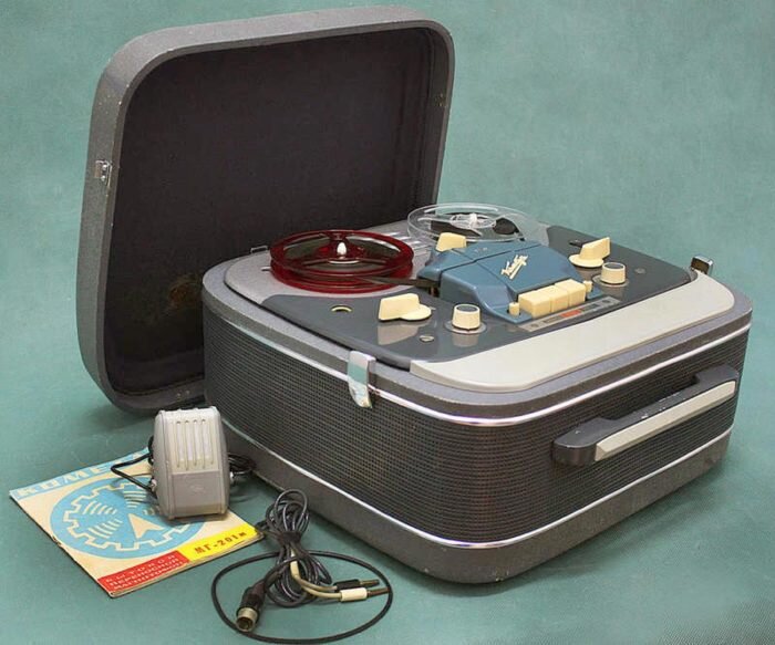  Катушечный магнитофон "Комета МГ-201М"