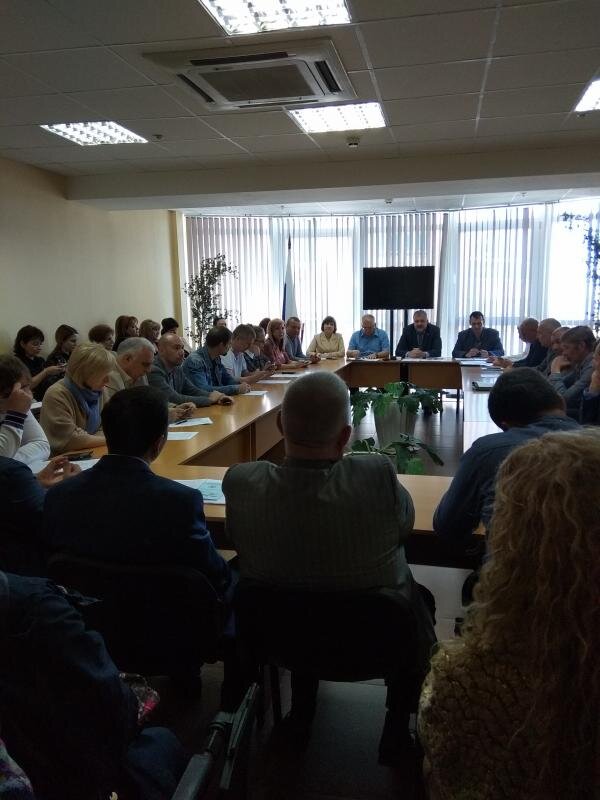 
А всё «мон женераль» - пинком отправила в Торгово-промышленную палату на мероприятие со словами: «Очень важная тема, ЖКХ. Чай не чужая нам всем».
