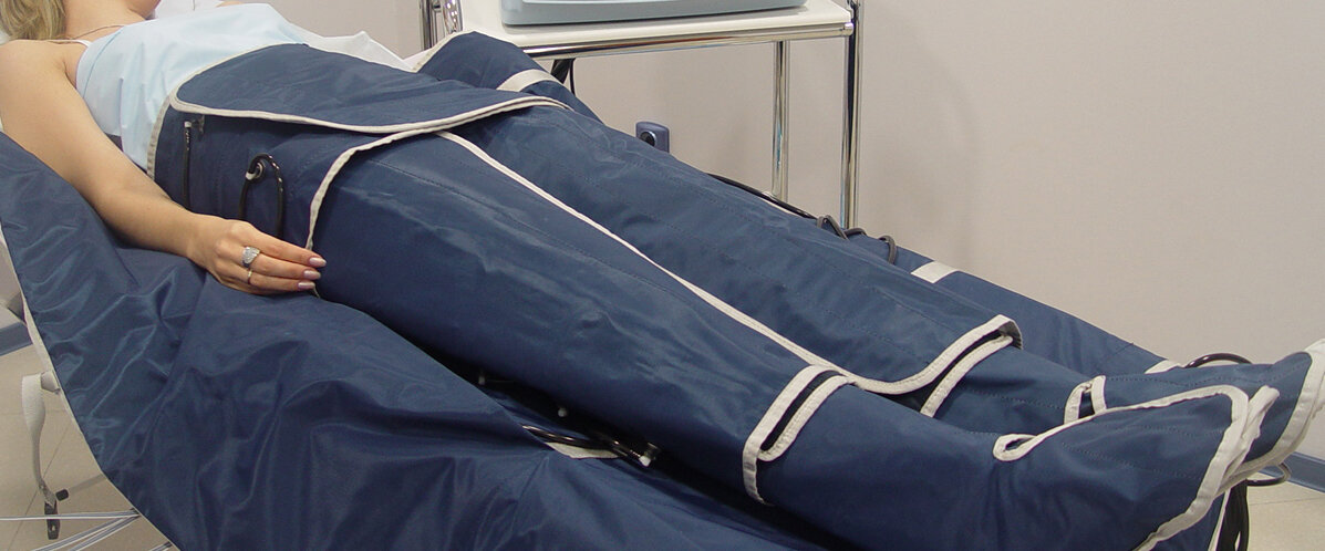 Прессотерапию ещё называют компрессионным массажем или лимфодренажным аппаратным массажем.