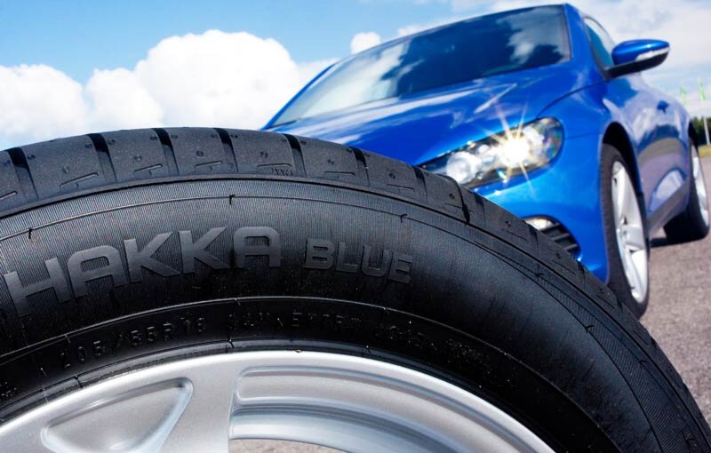 Автолюбители мало беспокоятся об экологичности автомобилей, для них более важно снижение расхода топлива. Опять обратимся к примеру: заявленный пробег энергосберегающей покрышки составляет 45 тысяч километров. Если будет экономить 200 граммов топлива на сто километров пробега, то в итоге сэкономим более 3 000 рублей. Многие скажут - это слишком мало, но это ведь цена новой шины.
