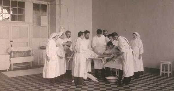 Есть такая наука о цвете, которая называется колориметрия. С ее помощью мы можем получить более или менее вразумительный ответ на этот вопрос.  Если верить колориметрии, то белый цвет настраивает человека на открытость, самоотдачу, чистоту и полноту мыслей. А значит, он благоприятно влияет на пациентов. Кроме того, люди в белых халатах вызывают у пациентов намного больше доверия. Также, опираясь на статистические данные, ученые доказали, что белый халат усиливает концентрацию. Надевая такую униформу, врачи делают намного меньше ошибок. А значит, этот цвет помогает спасать человеческие жизни!