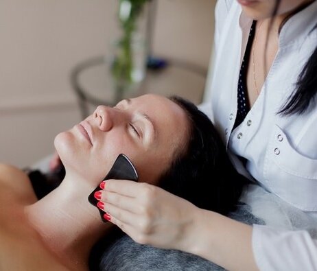 Массаж Гуаша воздействует на меридианы органов, которые почти все выходят на лицо