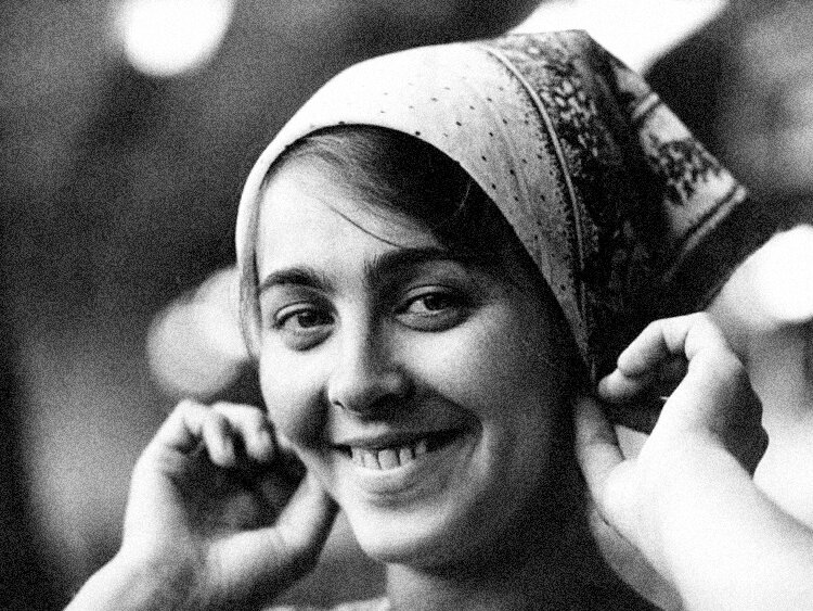 Чаще всего прекрасная половина СССР прикрывала голову обычной косынкой.