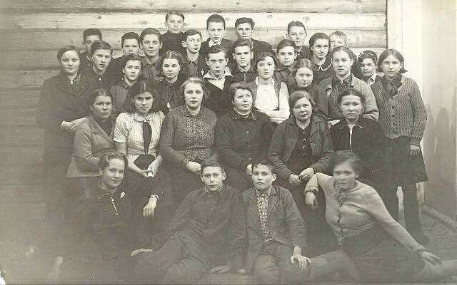 Школьник Олег Ефремов в Абези (внизу, второй слева), 1942 год. Фото из фондов Интинского краеведческого музея.