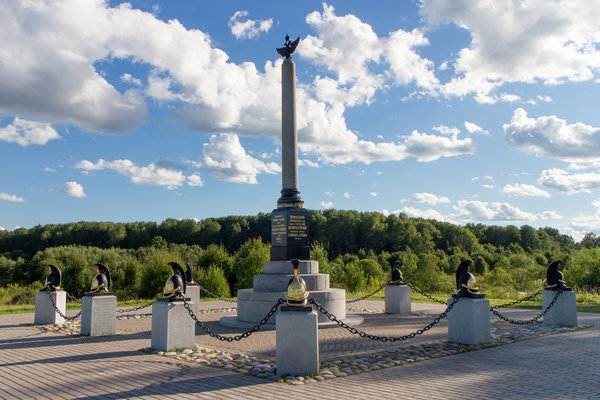 Памятник 2-й кирасирской дивизии генерала И. М. Дуки. Интересен оградой, на гранитных постаментах которой установлены металлические кирасирские каски. С этого места кирасиры начали атаку на противника, штурмовавшего флеши..
