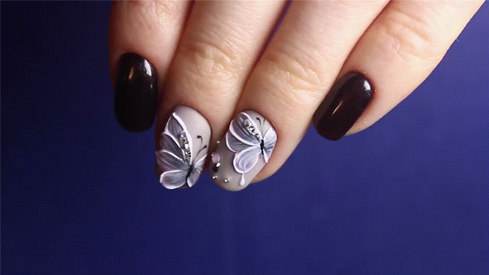 
Бабочки на ногтях идеально подстраиваются не только под ваш созданный образ, но и под ваше настроение. Маленькие мотыльки способны украсить ваши ручки и выделить вас из толпы. Детали этого маникюра можно разглядывать и каждый раз видеть всё новые вариации.