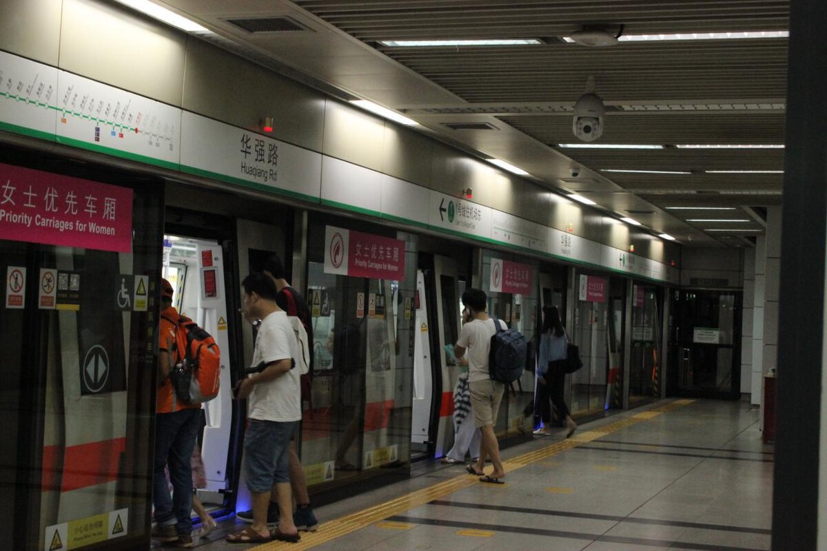 Вагоны для женщин. Входит большинство мужчин :)