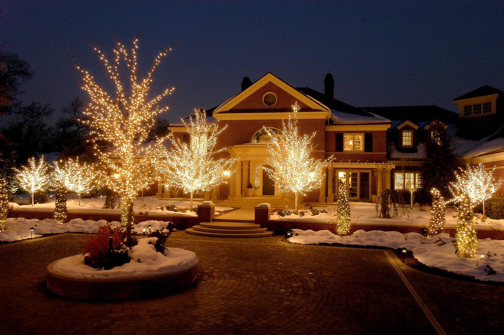 уличные украшения к новому году. новый год дворе. новогодние уличные украшения. украсить дом к новому году. украшение фасада дома на новый год.