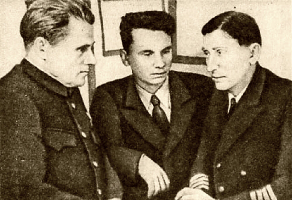 Члены экипажа парохода «Старый большевик». Слева капитан И. И. Афанасьев.