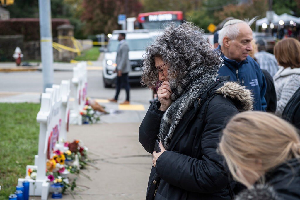 Провожающие посетили Мемориал возле синагоги "дерево жизни" в Питтсбурге в понедельник, через два дня после того, как боевик убил там 11 прихожан.