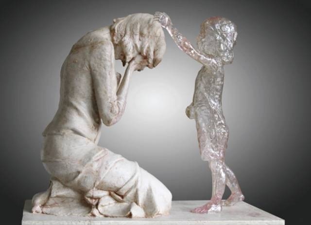 И да, запомните накрепко — врач в этой ситуации — ваш самый надежный помощник. Забудьте о предрассудках, о том, что лишнее УЗИ или КТГ вредно малышу. Вредно будет, когда беременность прервется. Забудьте о том, что выглядите паникершей, боясь задать лишний вопрос при возникших сомнениях. Не ответил ваш врач или полнота его ответа вас не устроила — обратитесь к еще одному специалисту. Вы имеете на это полное право — вы спасаете жизнь своего дитя и свое здоровье. 
