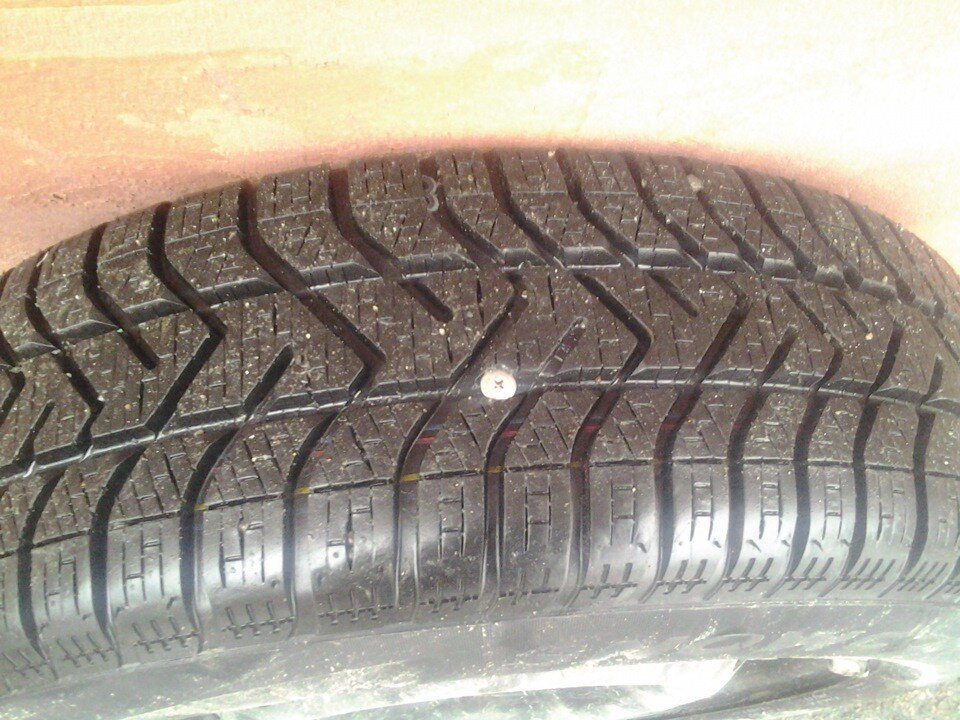 Саморез впившийся в протектор