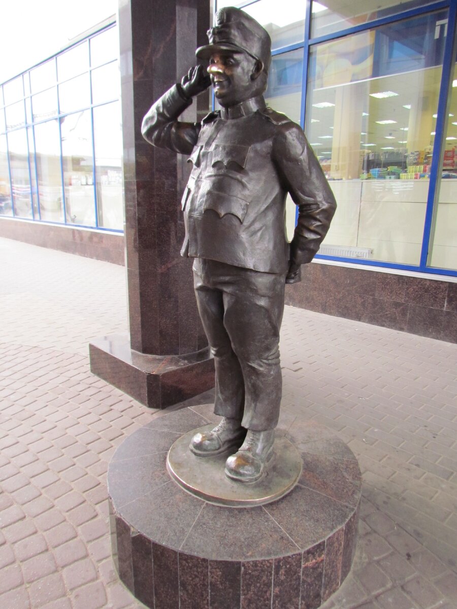 швейк санкт петербург. памятник йозефу швейку. метро купчино памятник швейку. памятник йозефу швейку. бравый солдат швейк скульптура.