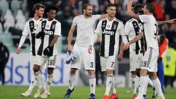 Фото: ТвиттерВ матче 13-го тура итальянской Серии А туринский «Ювентус» уверенно обыграл СПАЛ (2:0). Впрочем, поединок ознаменовался несколькими другими интересными событиями.
