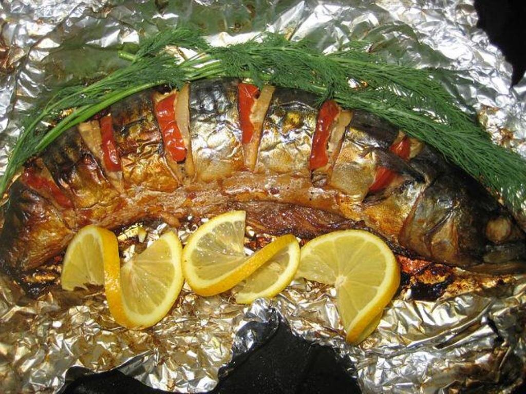 Для приготовления данного блюда понадобиться ингридиенты: скумбрия; лимон; лук; морковь; помидоры; зелень; специи.