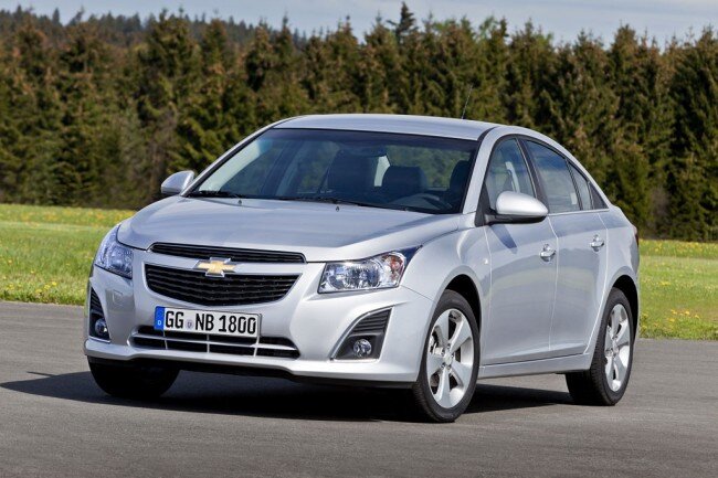 Chevrolet Cruze (фото: http://www.allcarz.ru/wp-content/uploads/2011/03/chevrolet-cruze-foto-07-650x433.jpg)