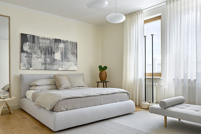 Ариана Ахмад создала в квартире на Патриарших прудах интерьер в скандинавской стилистике с лаконичной удобной мебелью, натуральными материалами и большим количеством естественного света.  Фото: Сергей Ананьев, стилист Наталья Онуфрейчук. 