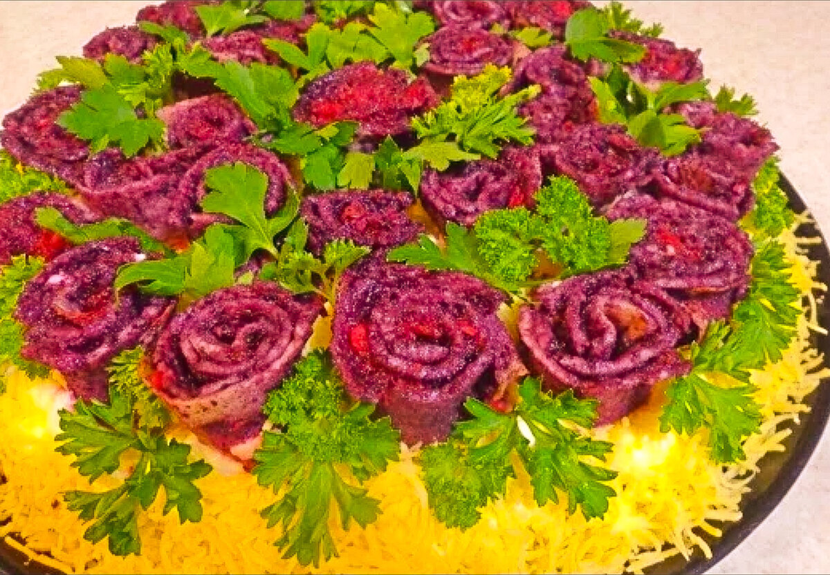 Салат розочка. Красивые салаты на праздничный стол. Салат букет. Салат букет роз. Салат букет роз с блинами.