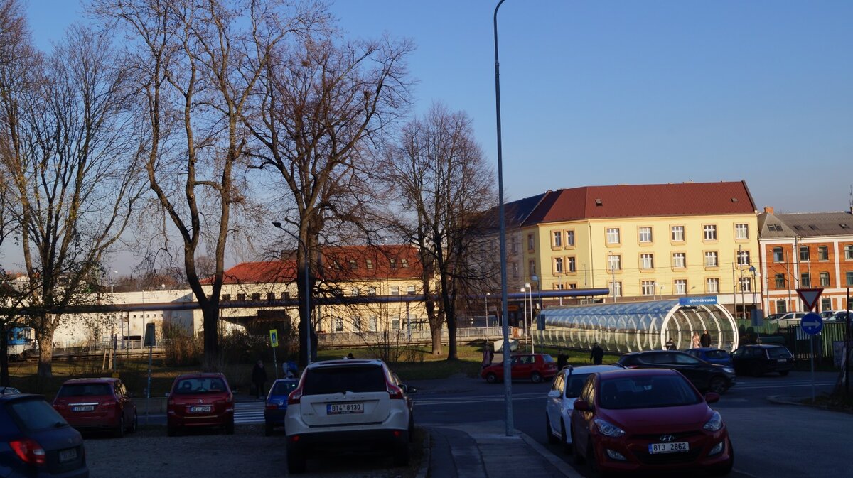 Это не теплица, а такой подземный переход на станции "Стодольни"