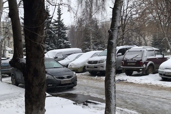 
Машина пострадавшей слева (Kia), машина нападавшей справа (Toyota Prado).
