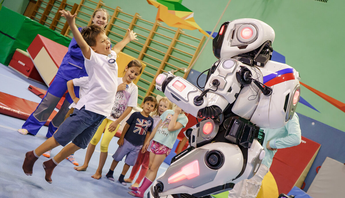 Фото с http://шоуроботы.рф. Вот тут "Робот Борис" , а по факту аниматор, занят своей прямой обязанностью - развлекает детишек. 