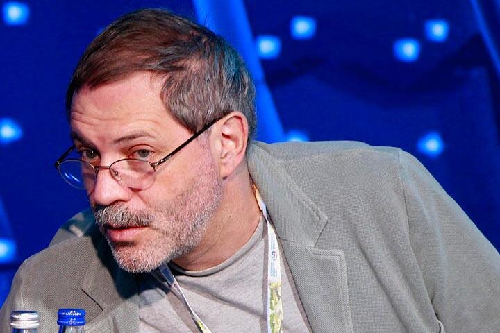  
Политический скандал вокруг заявления журналиста и вице-президента компании «Роснефти» Михаила Леонтьева относительно прошедших в Хакасии выборов и лично губернатора Валентина Коновалова разрастается.

 Однако: пиарщик Роснефти оскорбил и Валентина Коновалова, и народ Хакасии

Теперь Михаил Леонтьев, понимая, что, мягко говоря, перегнул палку, решил несколько смягчить свою позицию. Получилось отвратительно — известный на всю страну человек и представитель мощной бизнес-структуры фактически оскорбил все население Хакасии, комментируя радиостанции «Говорит Москва» свою реплику в эфире радиостанции «Комсомольская правда». Взгляните на этот крайне непристойный во всех смыслах словесный выпад сами...

    «Ну почему эмоциональные, они не эмоциональные. Я же говорил просто об особенностях современной демократии, говорил, что это неработающая система. И просто давал пример. Никаких эмоциональных высказываний у меня не было. Ирония является эмоцией? Ну, наверное.

    Ну а что, если человек дебил. Вы тексты его видели? Это просто анекдот. Это называется «протестное голосование». Я говорил о феномене процесса. Вообще-то я говорил, что жёлтых жилетов, просто бессмысленный и деконструктивный протест. Никто в Хакасии за Коновалова не голосовал. Голосовали против. Против всего – не доставайся же никому. Поэтому я говорил, что избирателям было совершенно всё равно, когда избирать абсолютно. Никто в нём не видел политических перспектив. Они не подразумевались. Я именно говорил о феномене протестного голосования. Оно неконструктивно.

    Они с тем же успехом могли избрать моржа. Или свинью.  Просто свинья по закону не может зарегистрироваться. А могла бы. Даже легче голосовать за свинью, потому что заведомо нет на неё никакого компромата. Свинья и есть свинья».

Леонтьев пояснил, что не намерен вступать в полемику с политиком, даже если он отреагирует на оскорбления.

    «Он же дебил, в какую он может вступить полемику?».

