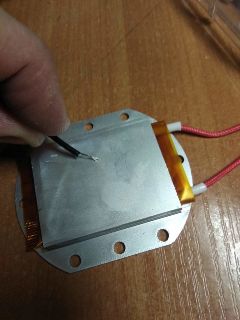 Измерение температуры паяльного стола термопарой
