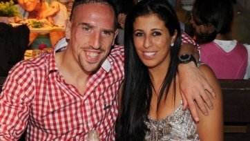 Фото: kicker.deКак сообщает Abendzeitung, в семье 35-летнего Рибери на свет появится пятый ребенок. Супруга футболиста в данный момент находится уже на шестом месяце беременности.
