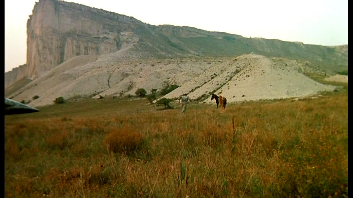 Финальный эпизод фильма: герои встречаются на фоне скалы